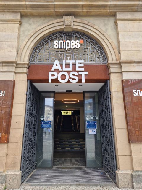 Eingang zum Snipes Laden mit Aufschrift Alte Post