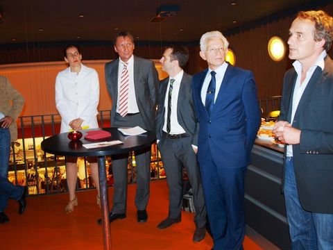 Gastgeber Frank Lüske begrüßt die Anwesenden gemeinsam mit Bezirksbürgermeister Norbert Kopp, Nils Knochmuß (IHK Berlin), Michael Pawlik (Wirtschaftsförderung), Meike Al-Habash (IHK Berlin) und Christian Zech von der Krumme Lanke Interessengemeinschaft (von rechts nach links)