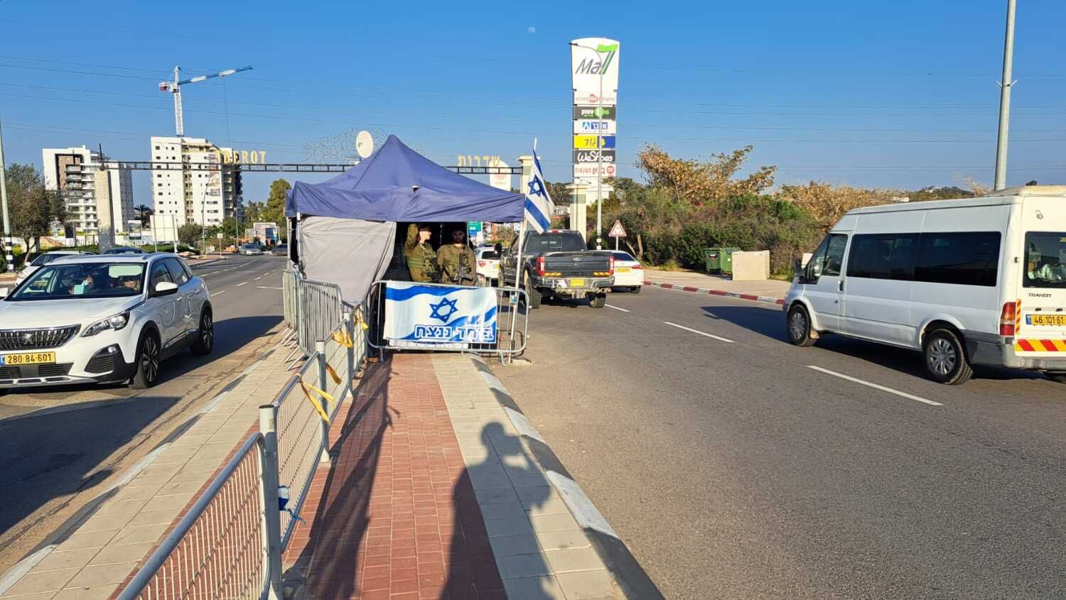 An der südlichen Zufahrt (Hauptzufahrt) nach Sderot steht nach wie vor ein Posten mit zwei Soldaten.