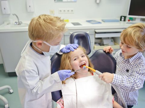 Kinder spielen Zahnarzt