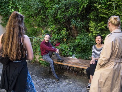 Menschen im Gespräch im Innenhof der Linienstraße