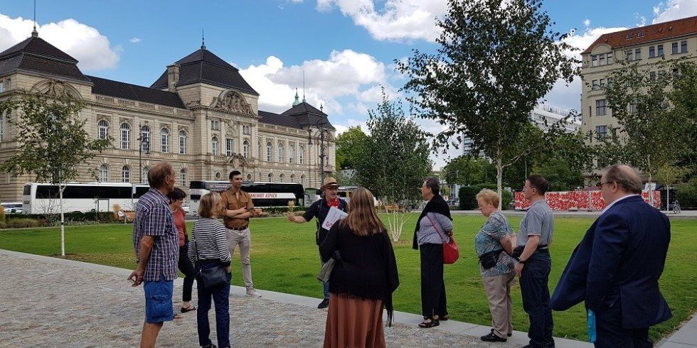 Auch 2022 geschichtsträchtiger Ausgangspunkt für Stadtspaziergänge zu Politik, Literatur, Wissenschaft und Musik: der Steinplatz an der Hardenbergstraße in Charlottenburg.
