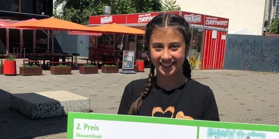 Gewinnerin Aliya mit Plakat 'Rettet unsere Gewässer'