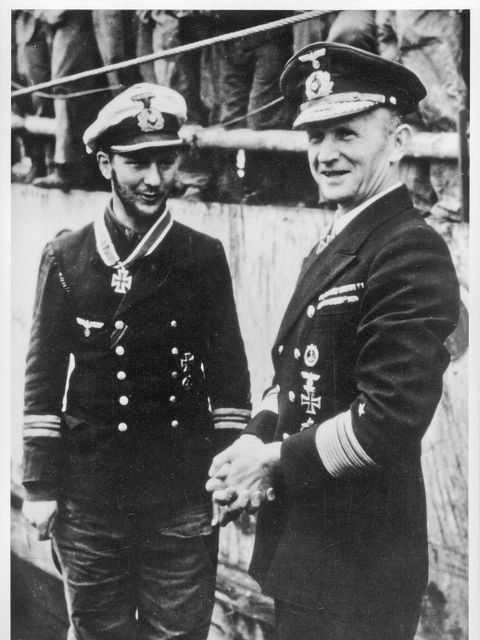 Karl Dönitz (rechts) im Gespräch mit Kapitänleutnant Herbert Wohlfahrt um 1940