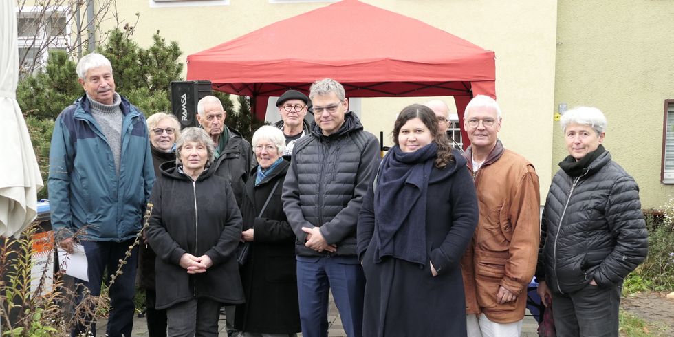 Mehrere Menschen stehen in einer Gruppe zusammen