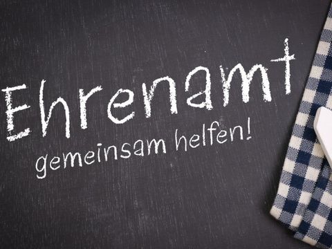 Tafel mit Kreideaufschrift Ehrenamt