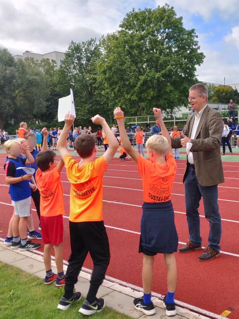 Schul-und Sportstadtrat Tobias Dollase bei der Übergabe der Siegerurkunden (Bild: BA Reinickendorf)