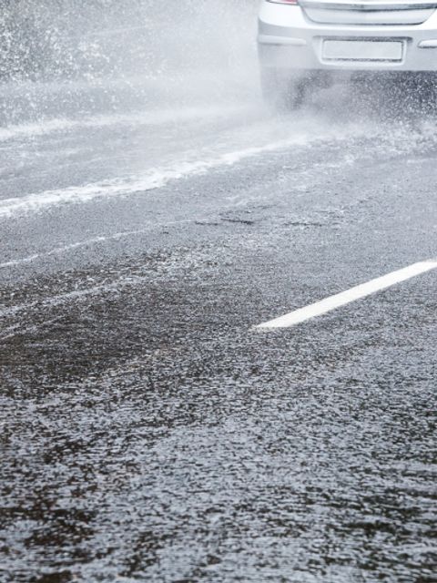 Auto auf nasser Fahrbahn