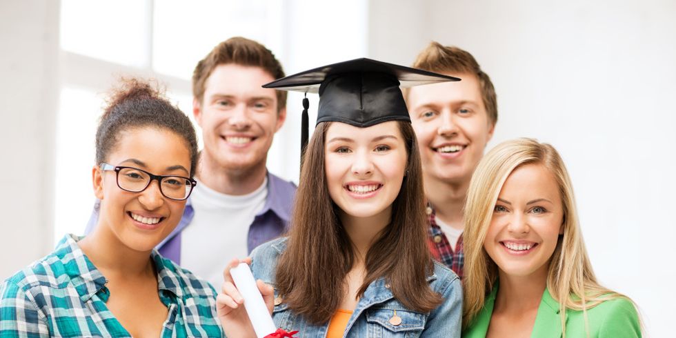 Absolventin mit Abschlusskappe und Zertifikat