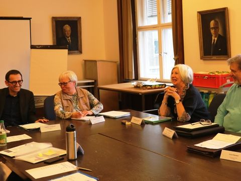 v.l.: Bezirksbürgermeister Stephan von Dassel, Dr. Johanna Hombach (Vorsitzende Landesseniorenvertretung Berlin), Elisabeth Graff (Vorsitzende SeniorInnenvertretung Mitte) und Erwin Bender (Stellv. Vorsitzender Landesseniorenvertretung Berlin) (Bild: Bezirksamt Mitte)