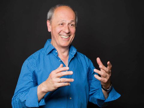 Dargestellt ist der Vocalcoach und Chorleiter Roland Schulz (Person)