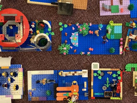 Draufsicht auf verschieden Lego-Inseln