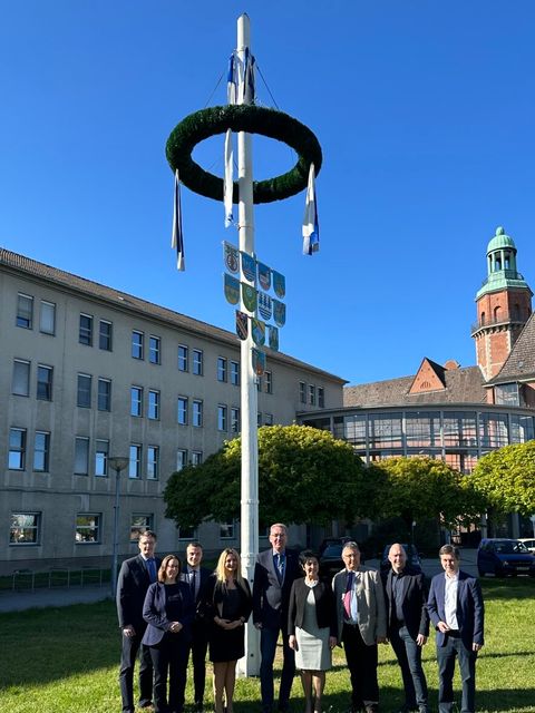 Gemeinsames Erinnerungsfoto vorm Maibaum (Bild: BA Reinickendorf)