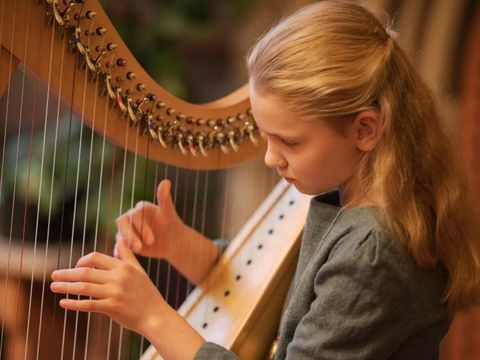 Mädchen spiel Harfe