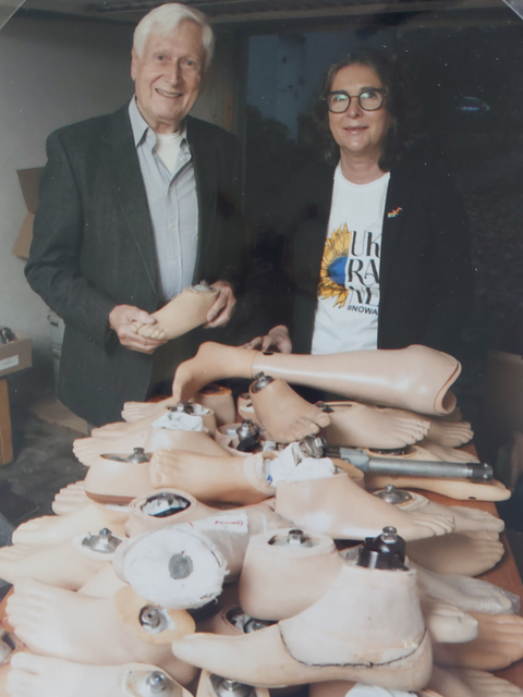 Klaus Dittmer (Orthopädietechniker im Ruhestand) und Olga Pischel (Vorstandsbeisitzerin Städtepartnerschaftsverein Steglitz-Zehlendorf e.V.)