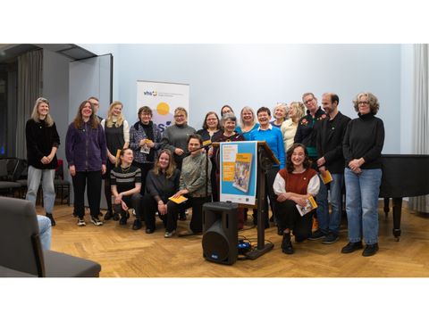 VHS Steglitz-Zehlendorf Buchpremiere Gruppenfoto (Bild: Mediengestaltung USE gGmbH – Thomas Labro)