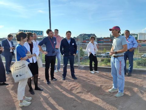 Besuchergruppe auf dem Dach des ZK/U