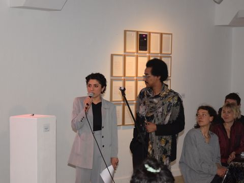 Tanasgol Sabbagh und Temye Tesfu vom Künstlerkollektiv "Parallelgesellschaft" bei er Eröffnung in der Galerie Nord.