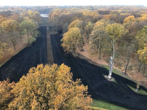 Luftbild des Jungfernheide Parks und der Sanierung der Wiese mit Kohle