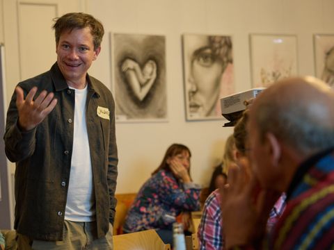 Jacques Chlopczyk Vorstand von Plan B 2030 steht vor einer Wand und begrüßt die Teilnehmer*innen