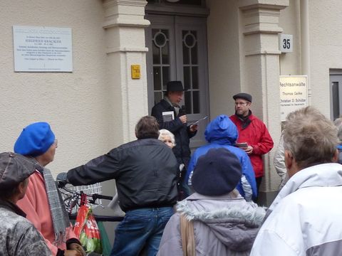 An der Gedenktafel für Siegfried Kracauer, Foto: KHMM