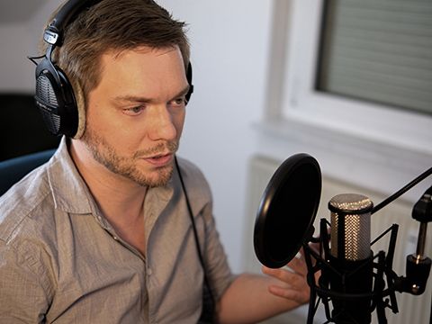 Kursleiter Lars Rühmann bei einer Podcast-Aufnahme