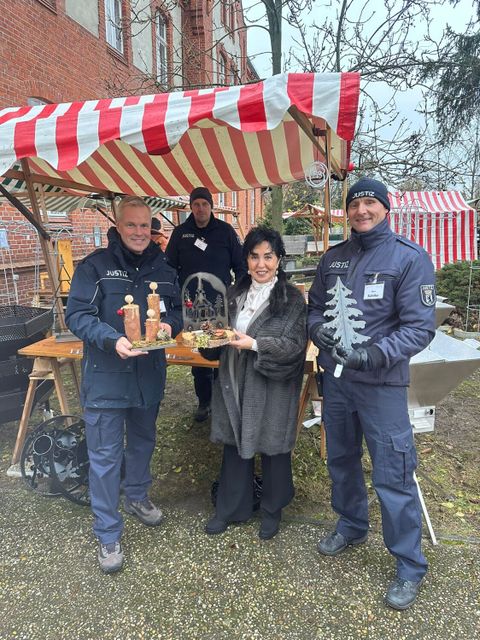 Bürgermeisterin mit den Organisatoren des JVA-Winterbasars (Bild: BA Rdf)