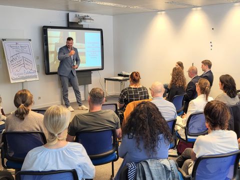 Max Kindler, Bezirksstadtrat für Jugend, Familie und Gesundheit bedankt sich für das große Interesse am Auftakt der Initiative gegen Kirnderarmut (Bild: Sabine Böhnig)