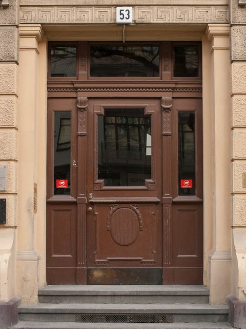 Hauseingang Schlüterstr. 53 (Bild: Stolpersteine-Initiative CW, Bukschat&Flegel)