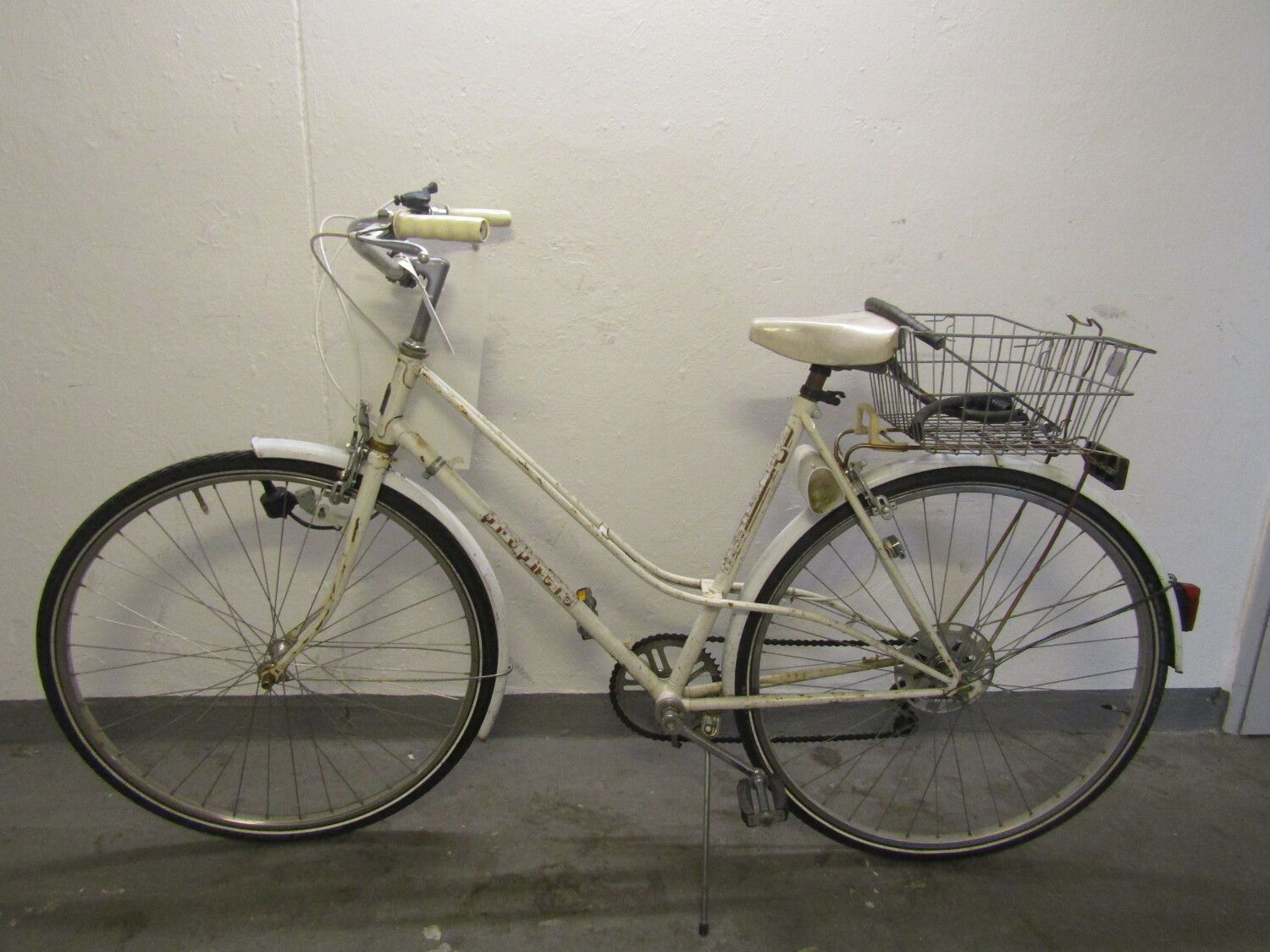 Weißes Damenfahrrad