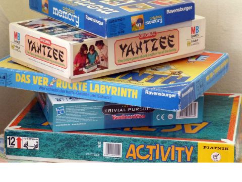 mehrere klassische Spiele liegen übereinander