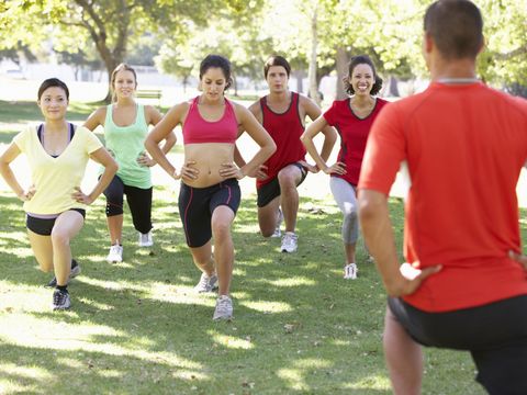 Gruppe von jungen Menschen draussen beim Sport