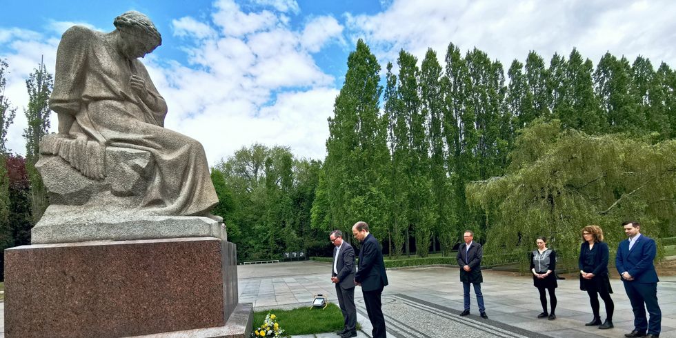 Im Gedenken an das Kriegsende vor 77 Jahren legten der Vorsteher der Bezirksverordnetenversammlung Peter Groos und Bezirksbürgermeister Oliver Igel ein Gebinde an der Skulptur der „Mutter Heimat“ des sowjetischen Ehrenmals im Treptower Park ab