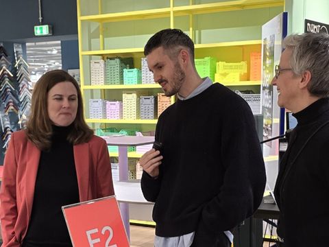 Bezirksbürgermeisterin Clara Herrmann (li.), Planet Modulor-Geschäftsführer Georg Pfefferkorn und Betriebsleiterin Brittal Michel (re.) im Showroom der Möbelabteilung