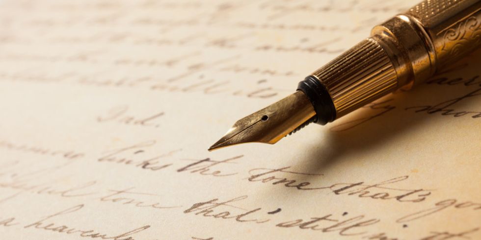 Füllfederhalter auf einem Blatt mit alter Schrift