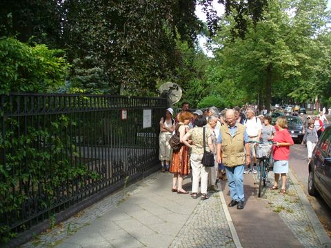 An der Gedenktafel für Vicki Baum, Foto: KHMM