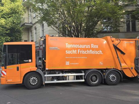 Müllfahrzeug im Einsatz in Kreuzberg
