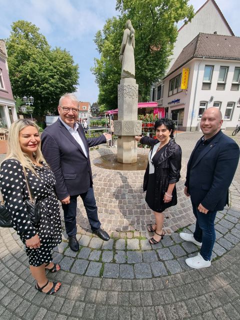 Am Brunnen der Städtepartner - natürlich mit Reinickendorfer Wappen. Im Bild v.r.: Stadtrat Alexander Ewers, Bürgermeisterin Emine Demirbüken-Wegner, Stadtrat Harald Muschner, stv. BVV-Vorsteherin Sevda Boyraci. (Bild: BA Rdf)