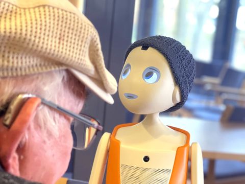 Interaktion eines Bewohners mit dem sozialen Roboter „Willi“