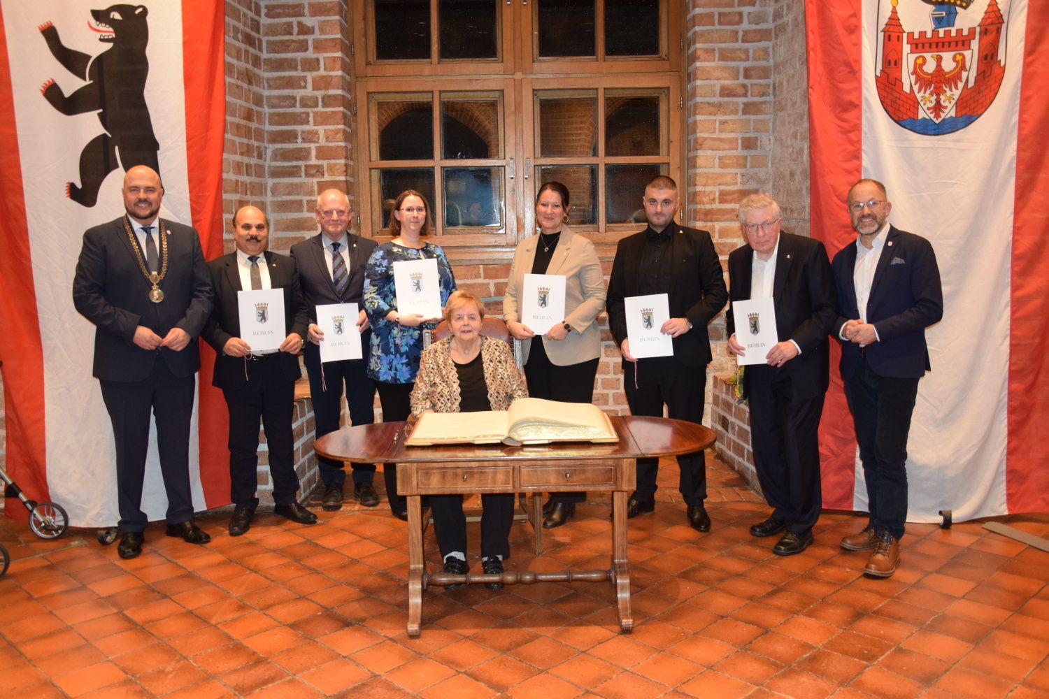 Die goldene Spandauer Ehrennadel 2024_Gruppenfoto