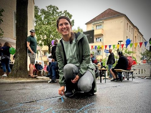 Filiz Keküllüoğlu beim Spielstraßen-Aktionstag, Hentigstraße in Karlshorst