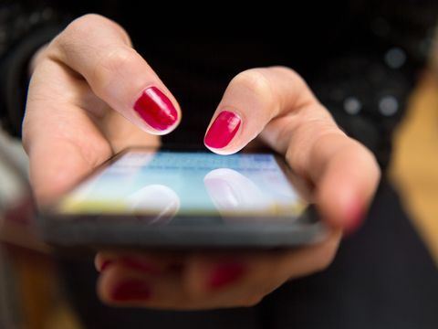 Hände halten ein Smartphone