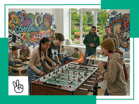 Jugendliche spielen Kicker in einer Jugendfreizeiteinrichtung.