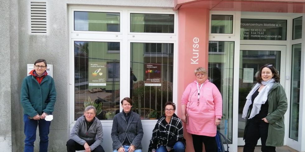 Maja Loeffler, Carola Kirschner, Kathrin Schulz, Jeanette Körber, Mitarbeiterin von Matilde, Constanze Körner posieren vor den Plakaten, die im Frauenzentrum Matilde hängen.
