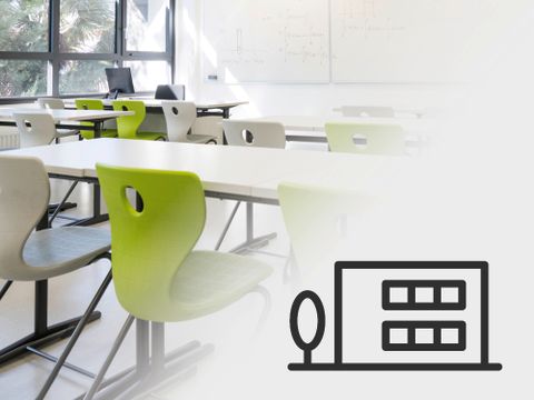 Moderner Klassenraum mit grünen Stühlen