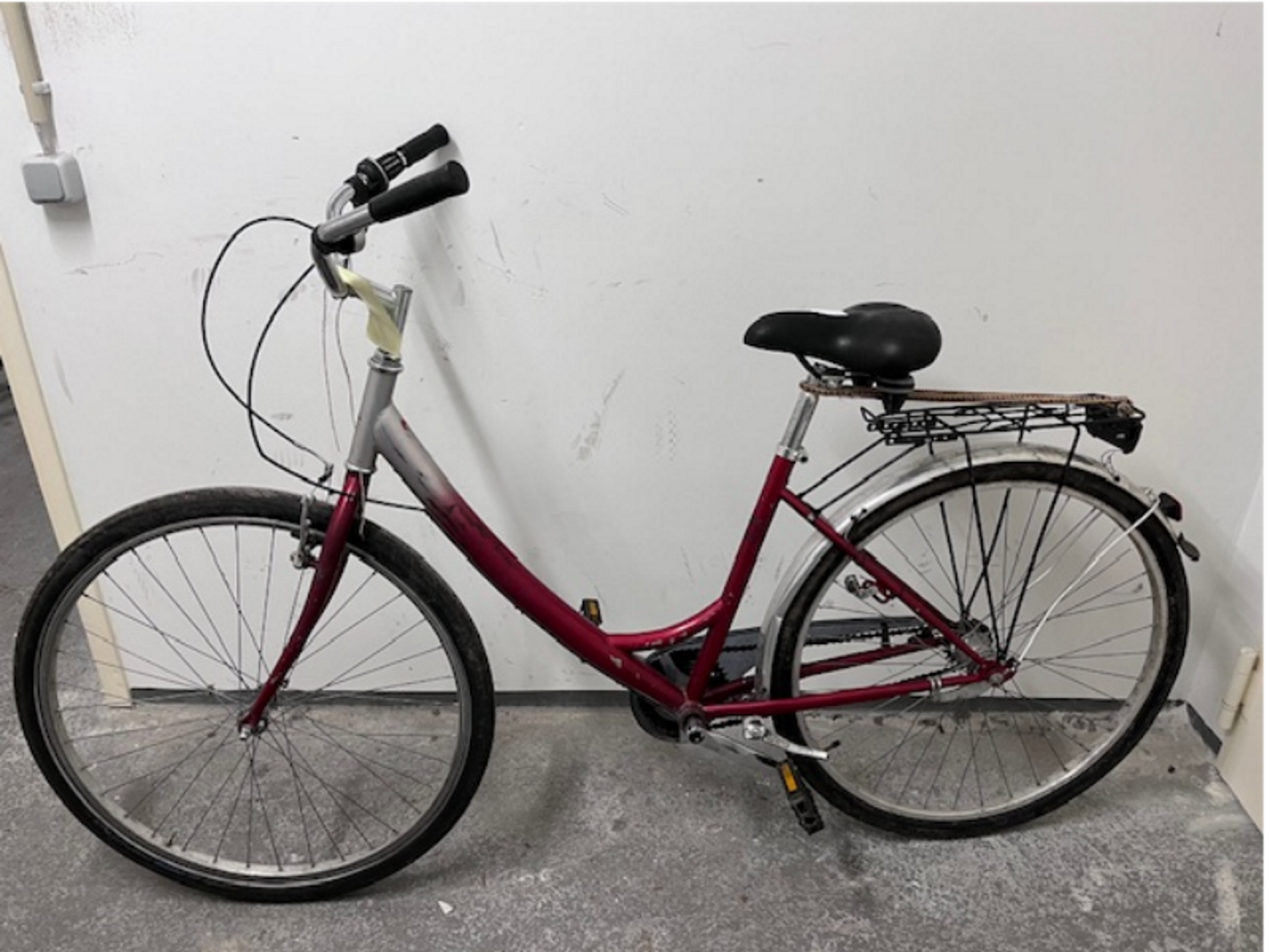 Rot-silbernes Damenfahrrad