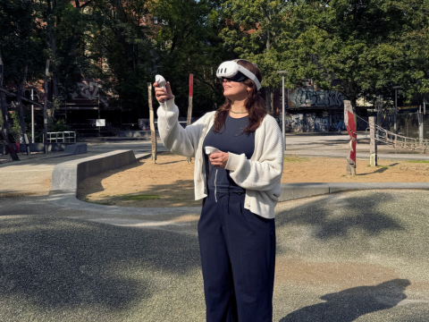 eine Frau hat eine VR-Brille auf und testet das Angebot "Beyond reality"