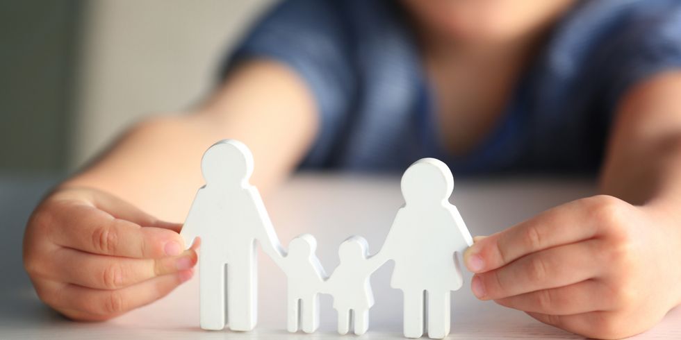 Kind hält Modell einer Familie