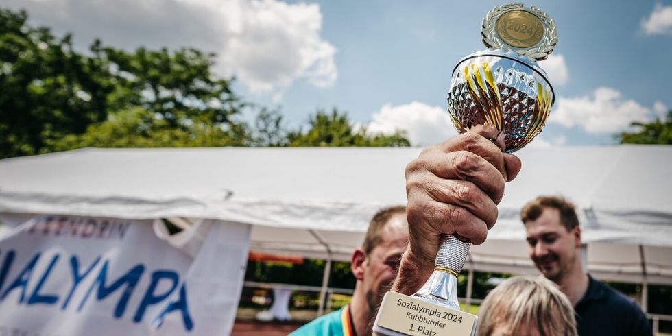 Der Bezirksstadtrat Max Kindler (o.re.) überreichte den glücklichen Gewinnern des Kubb-Turniers Medaillen und Preise