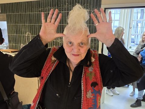 Die Kreuzberger Künstlerin Mahide Lein in den hellen neugestalteten Räumlichkeiten